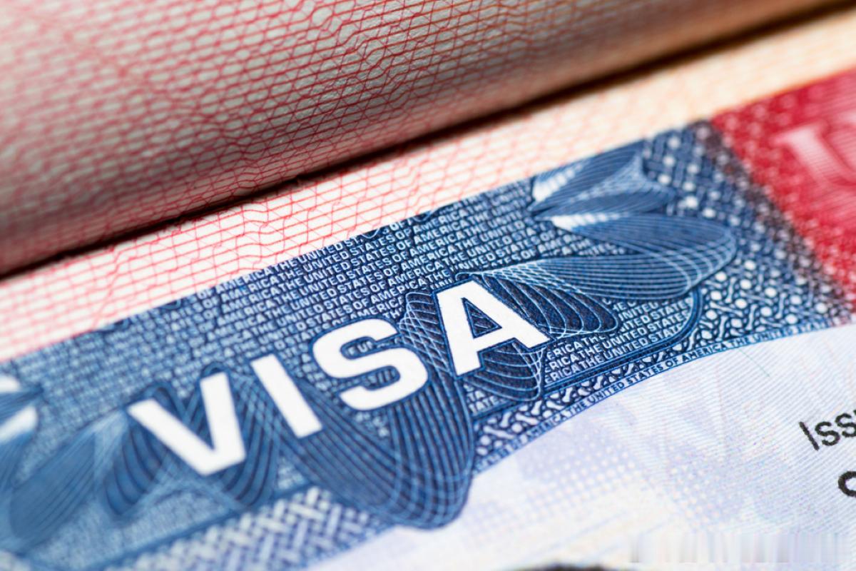 美国政府正在准备推出一项新规定，一旦正式实施，外国留学生（F签证）、交流访问者（