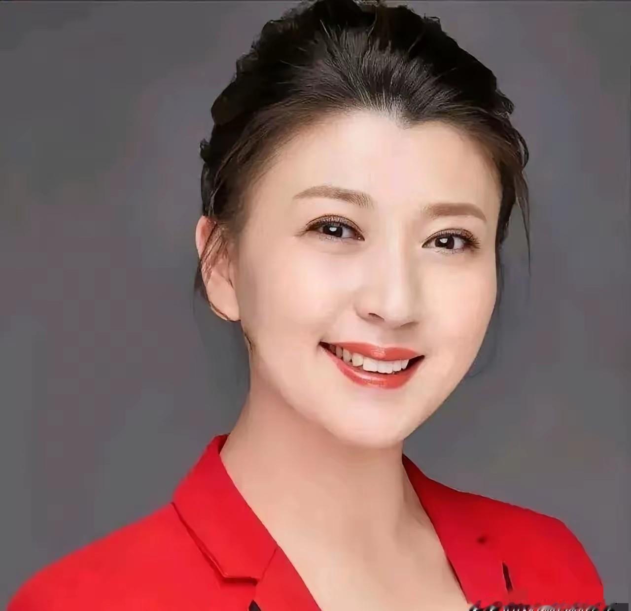 一年几十个W还不够花？
闫学晶这是飘了。
她忘了自己是从二人转舞台，一步步爬上来