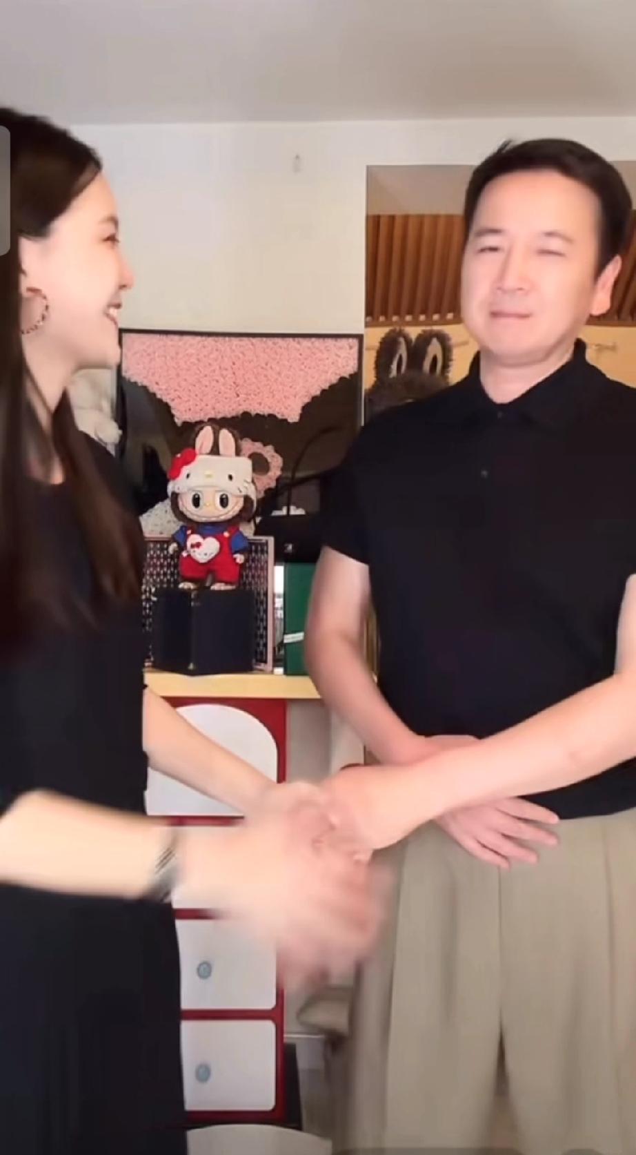 简直被赖文峰和楚玲两口子笑死了，赖文峰出现在直播间，楚玲像看见领导一样，又是握手