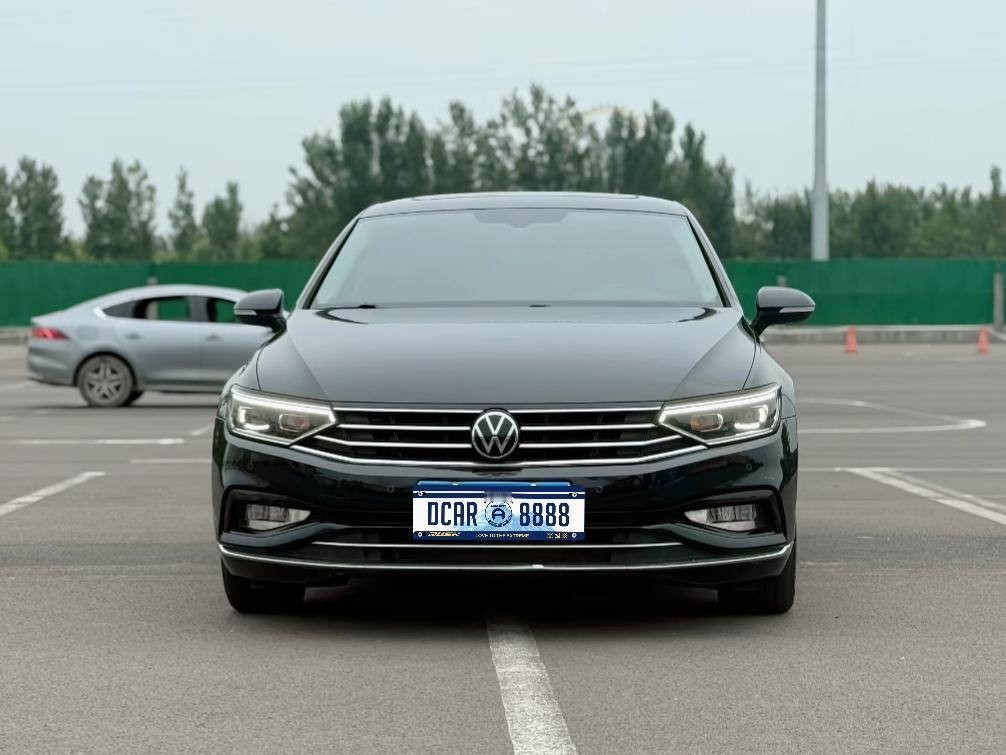 10万块钱选二手迈腾性价比很高，新车只能买到宝来朗逸这些紧凑型轿车，但如果选择二