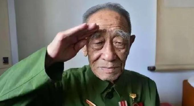 1973年杨得志下乡看望老战友，却发现他重病没钱治疗，连忙询问是怎么回事，地方干