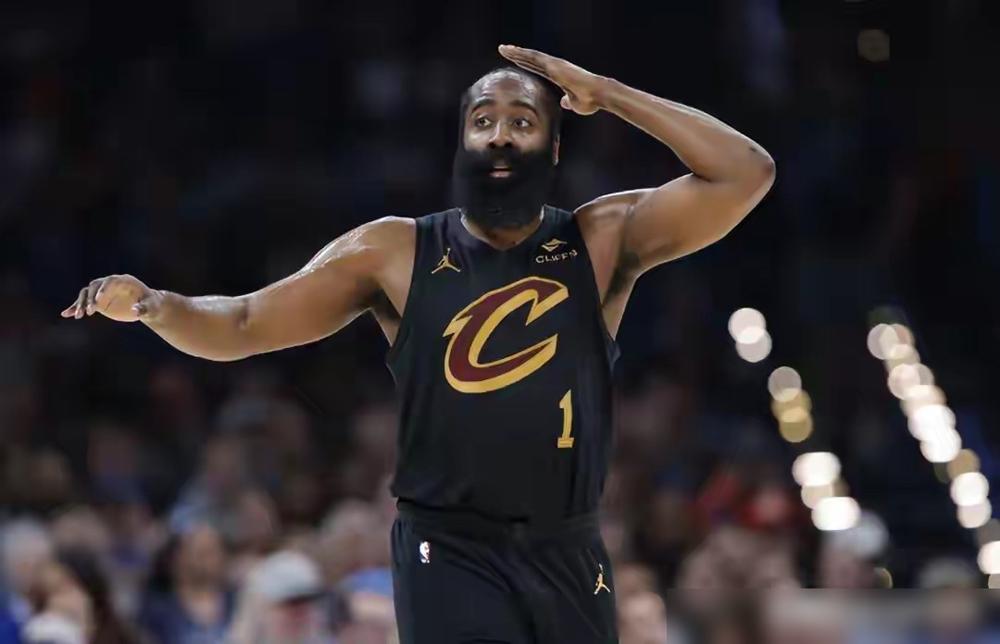 16投仅4中！东部领头羊被残阵骑士当头棒喝，坎宁安到底行不行？
 
米切尔坐在场