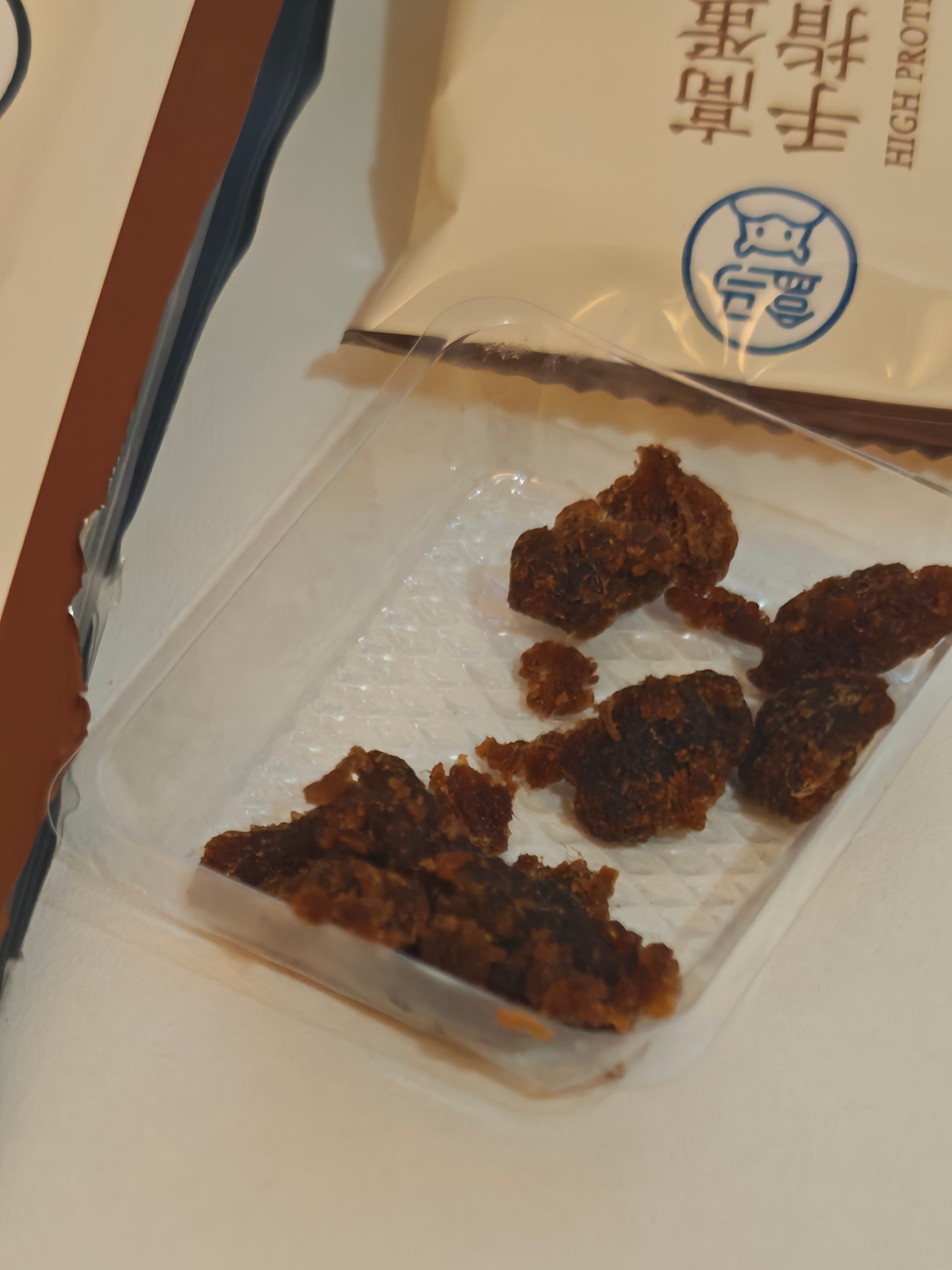盒马这个牛肉干怎么那么好吃，我开了一包直接忍不住快吃完了，吃得我哞哞叫 