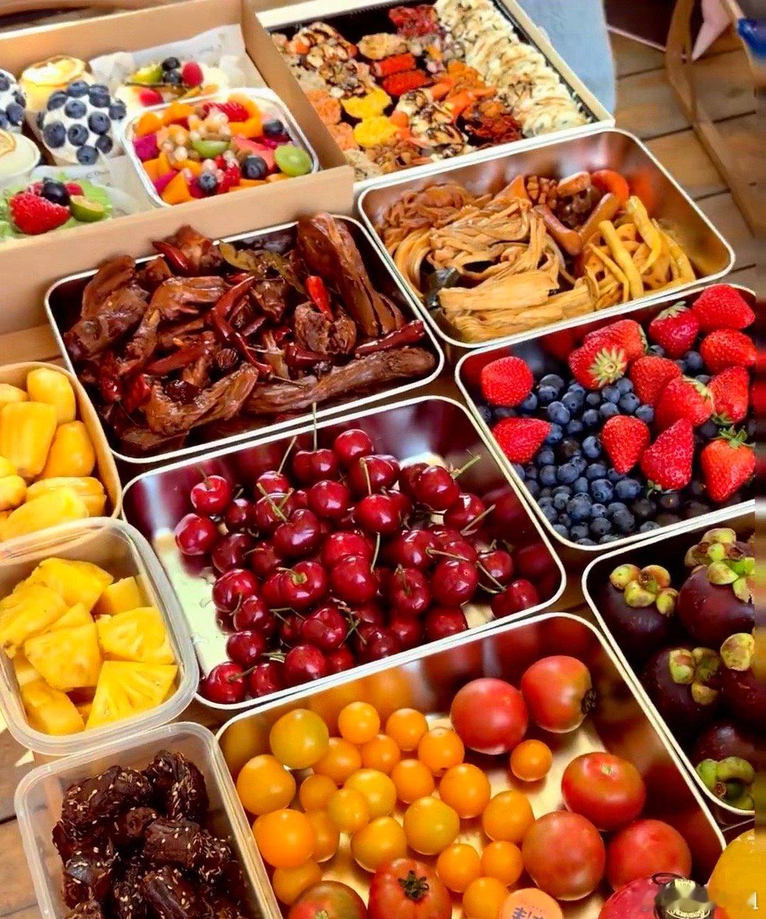 空气寂静，树林沉默，闻花摘果，席地而坐。 