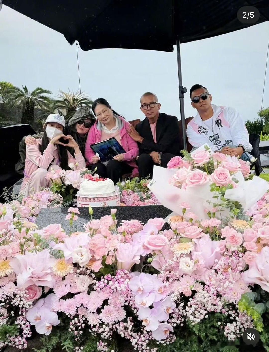 大家都穿了大S最爱的粉红色大家都穿了粉红色去看大S 大家都穿了大s最爱的粉红色 