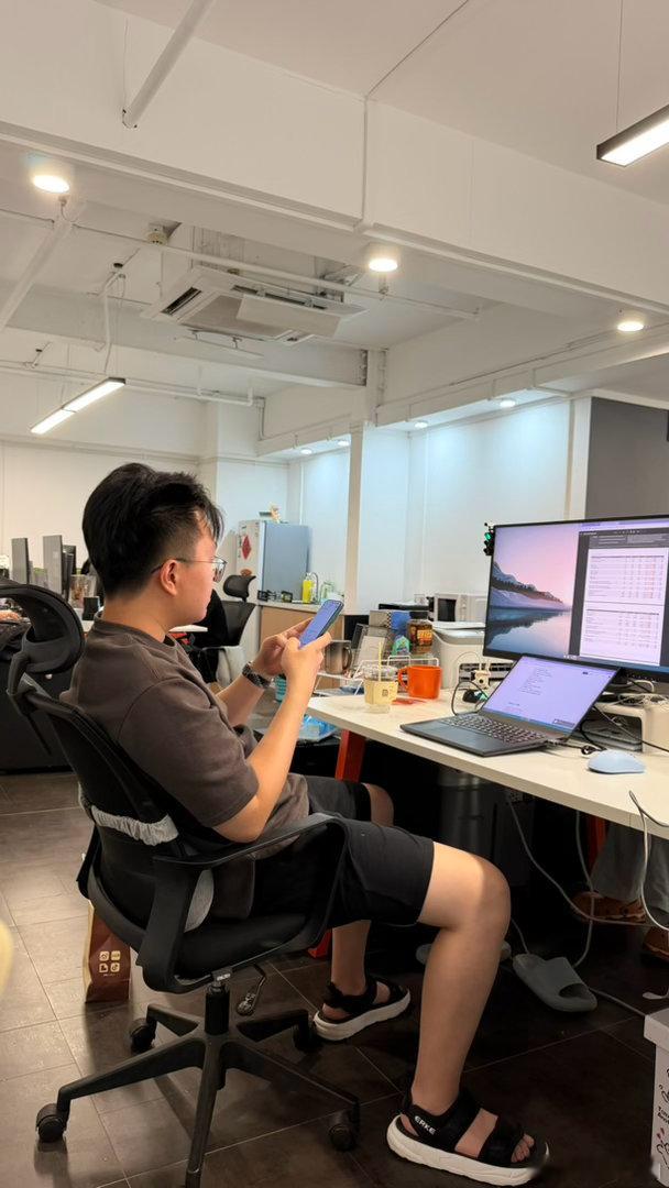 说以后路过他座位要看灯，闯红灯罚6包辣条 