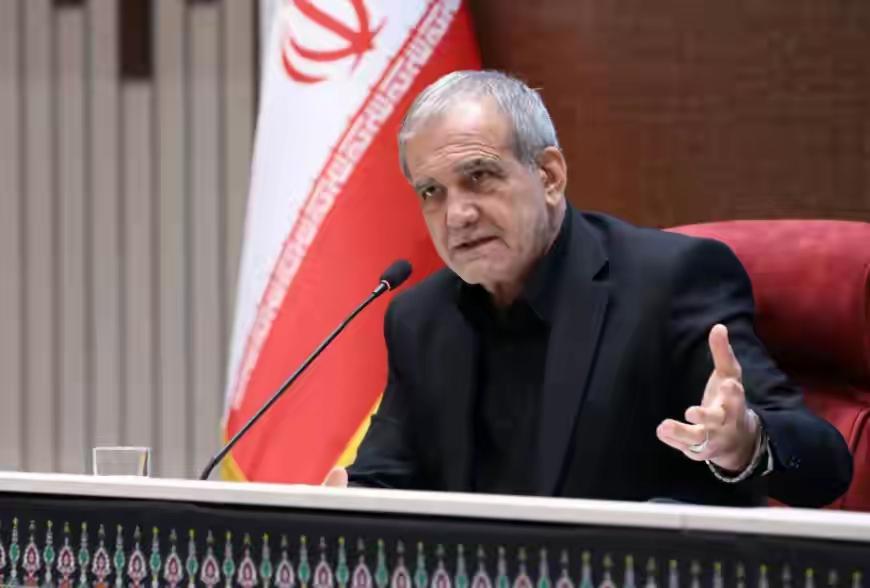 伊朗总统发出战争警告，直到与29国为敌，他才终于理解哈梅内伊