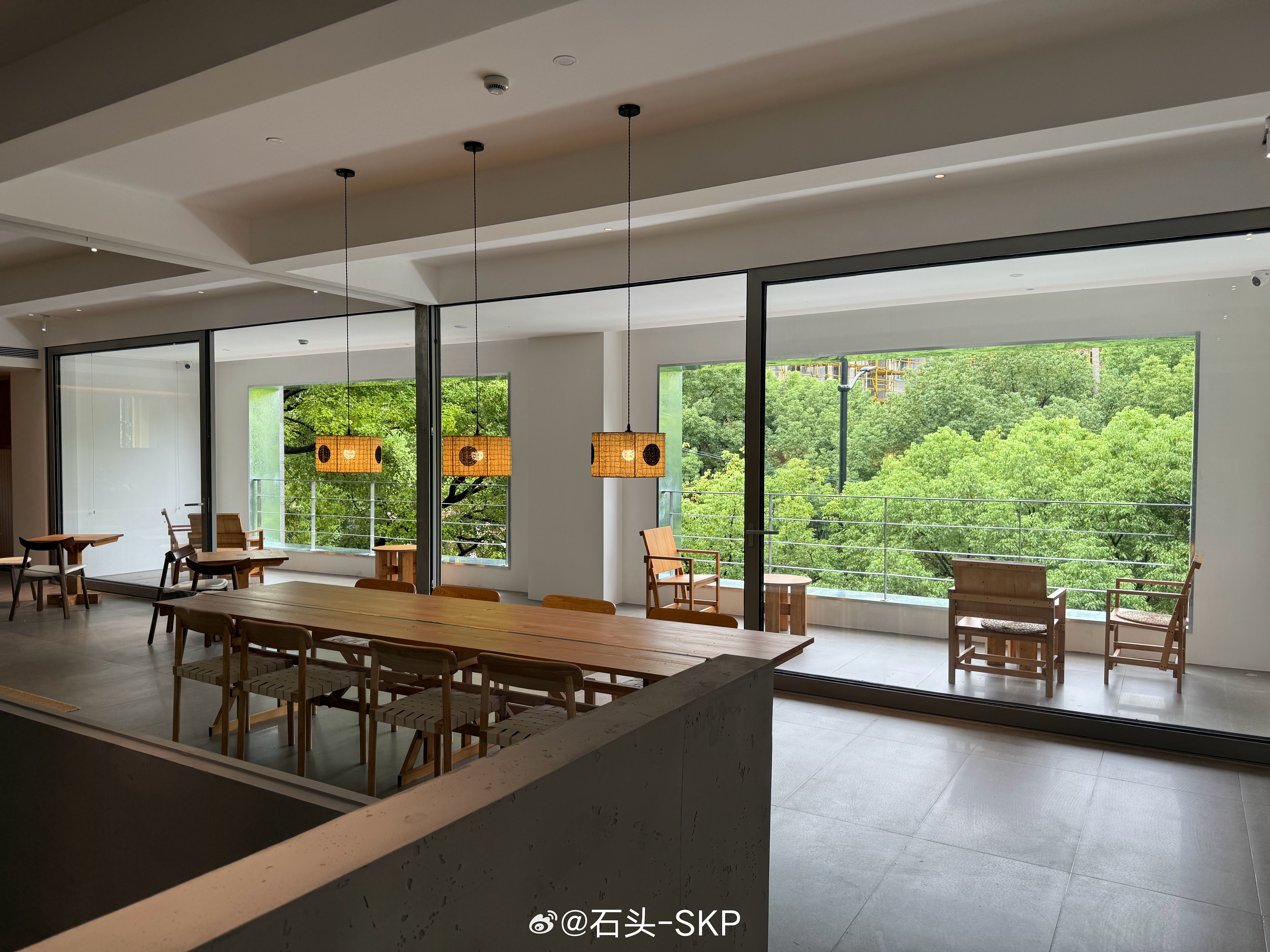 家附近开了一家新的咖啡店环境真不错，老婆说以后我可以带电脑来这里办公了咱就是说，