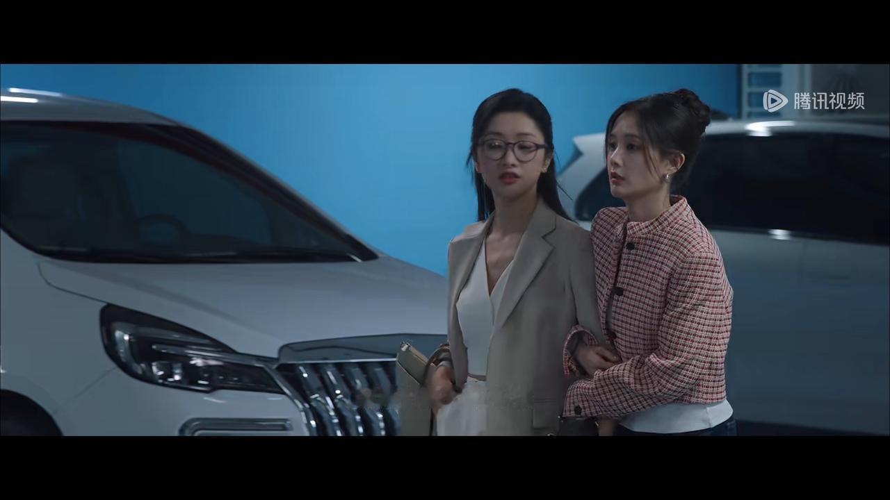 美人余章玉你是要笑死我么！前天拿的驾照就敢开车，佘梦吓得花容失色，余梦：不是大姐