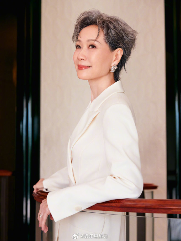 蔡依林叶童同框超绝状态 两代实力派女神惊喜同台~聚光灯下蔡依林舒展自信，以先锋姿