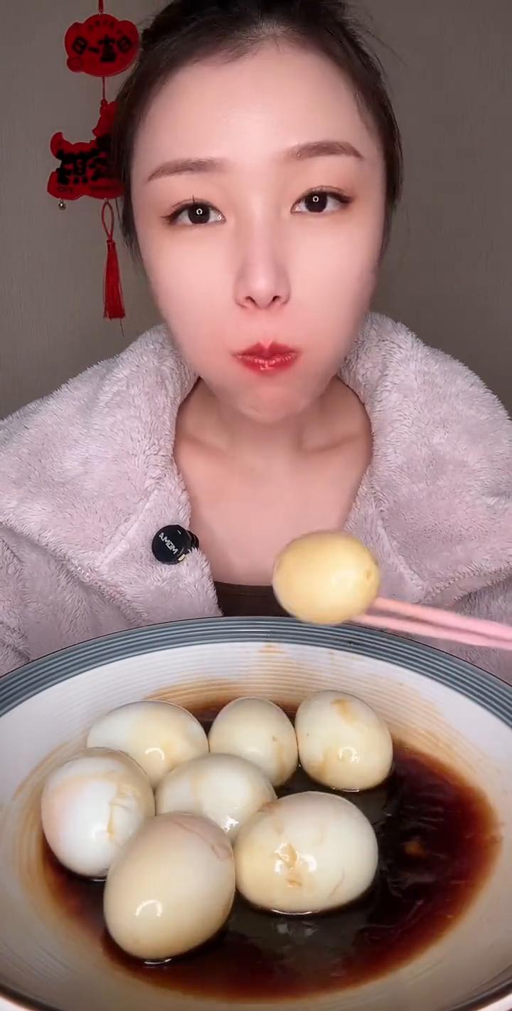 水煮蛋。
溏心蛋，这次煮的挺成功。谷物喂养可生食鸡蛋，蛋黄比普通鸡蛋更大更黄，吃