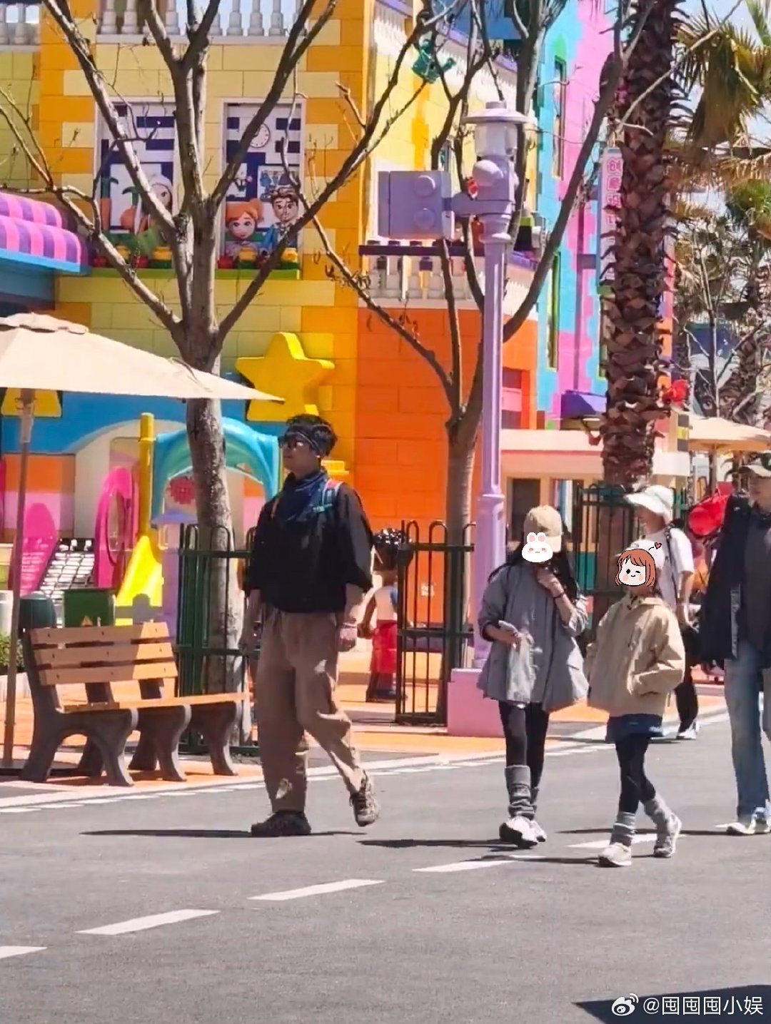 朱亚文一家四口逛乐高乐园朱亚文两个女儿身高 朱亚文一家四口逛乐高乐园，大女儿已经