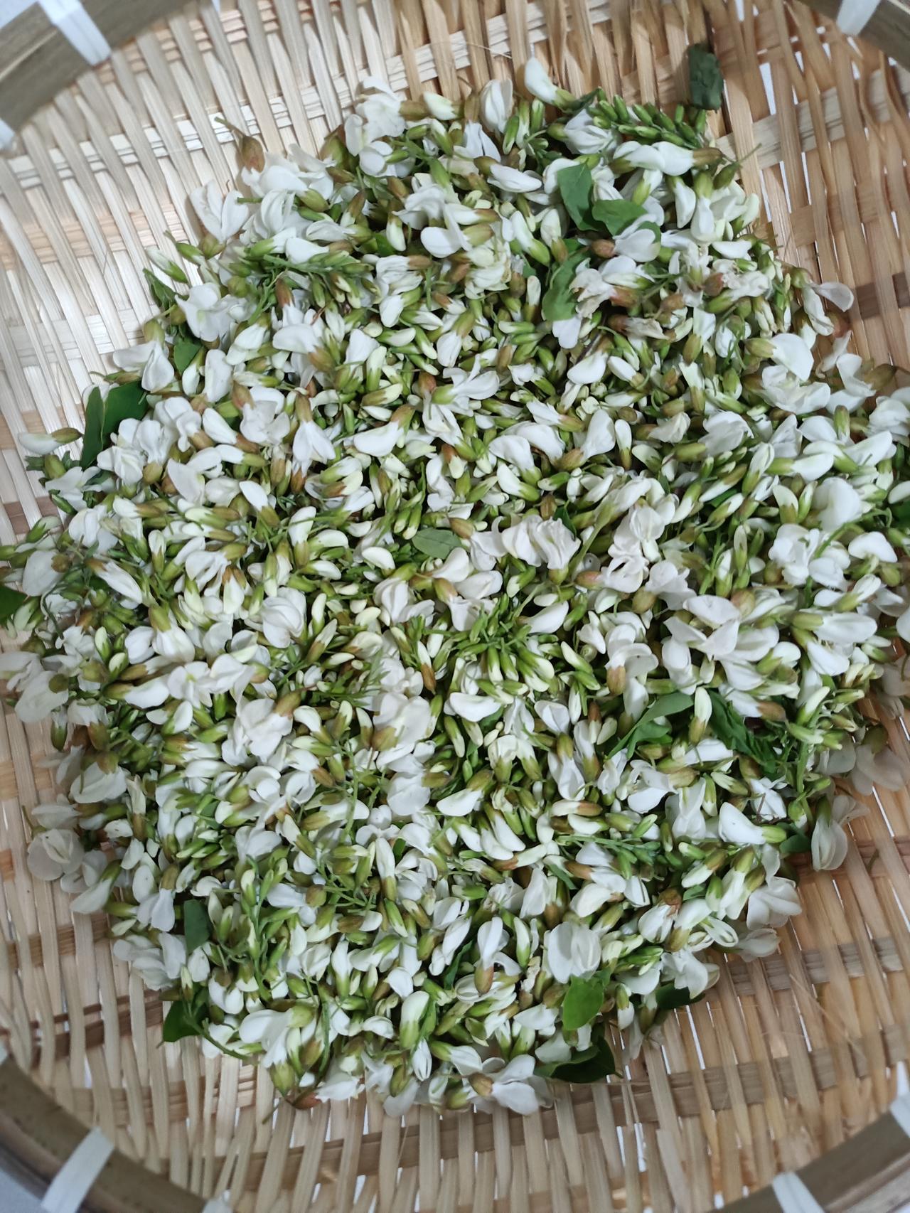 刺槐花开了，感觉空气中都有一种槐花的清香。蒸槐花是非常好吃的春日美食，绿色健康食