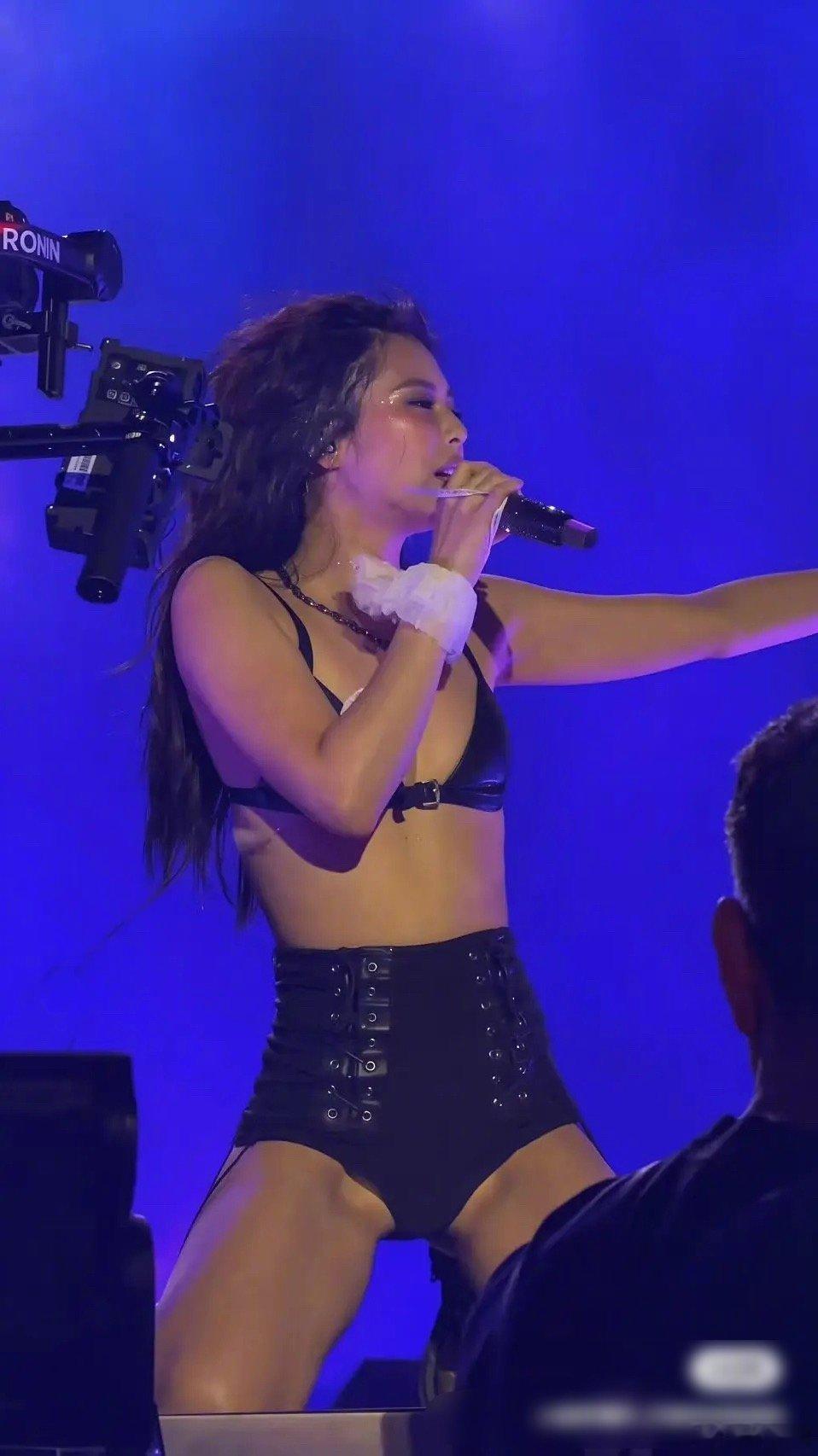 Jennie舞台大秀身材～ 