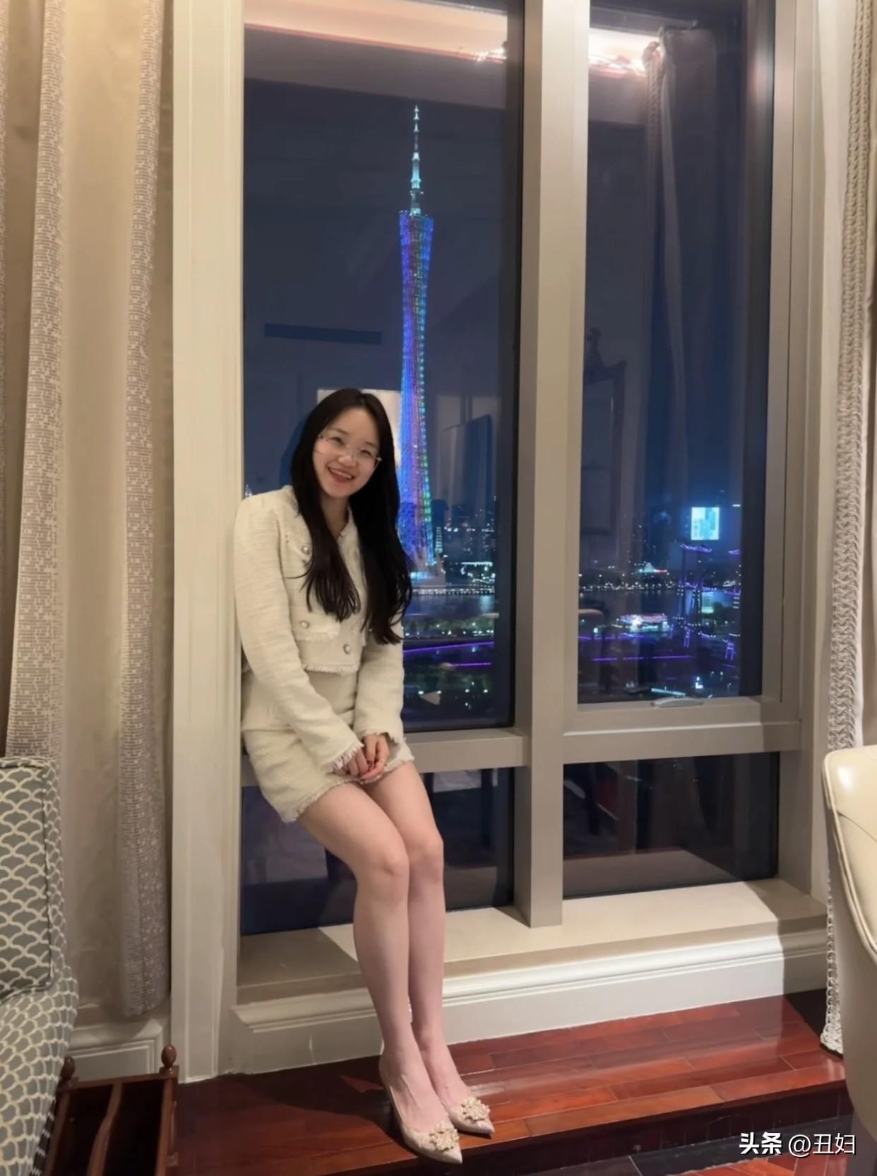 可爱多一点，干爽多一点夜晚的上海，霓虹闪烁，我在窗边，为你摆POSE。🌃✨