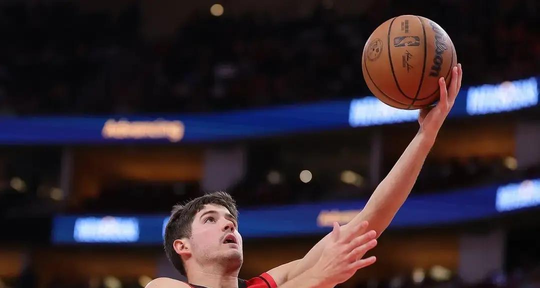 现在，谁还说火箭一到关键时刻就腿软？
杜兰特就是来干这个的。
过去三年，火箭关键