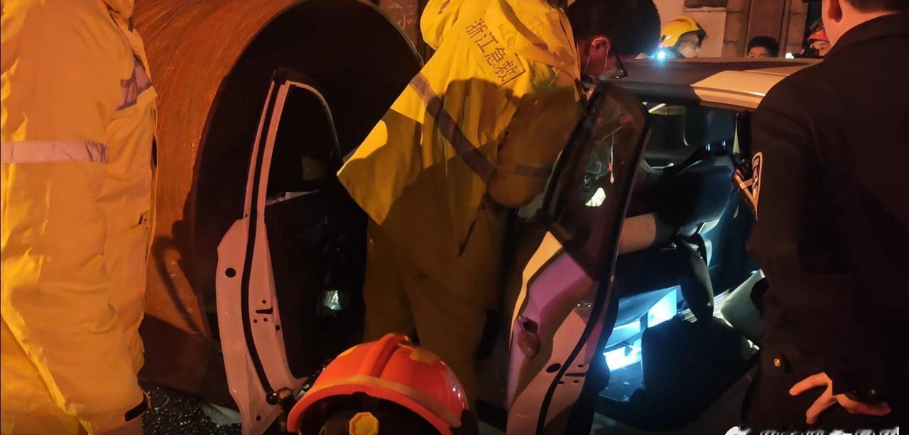 宁波众人合力救援被困驾驶员暖人心近日，宁波余姚，河姆渡镇车厩村夜色中上演紧急救援