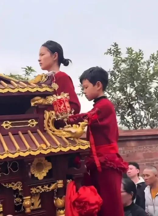 妈祖风波里的那个17岁女孩，7天涨粉43万！

一场村里的小插曲，被网友导演成“