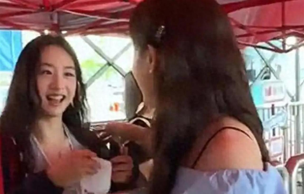 叶一茜暑期携儿女畅游西藏，18岁森碟长发出镜容貌清丽，品尝特色手抓饭 ​​​