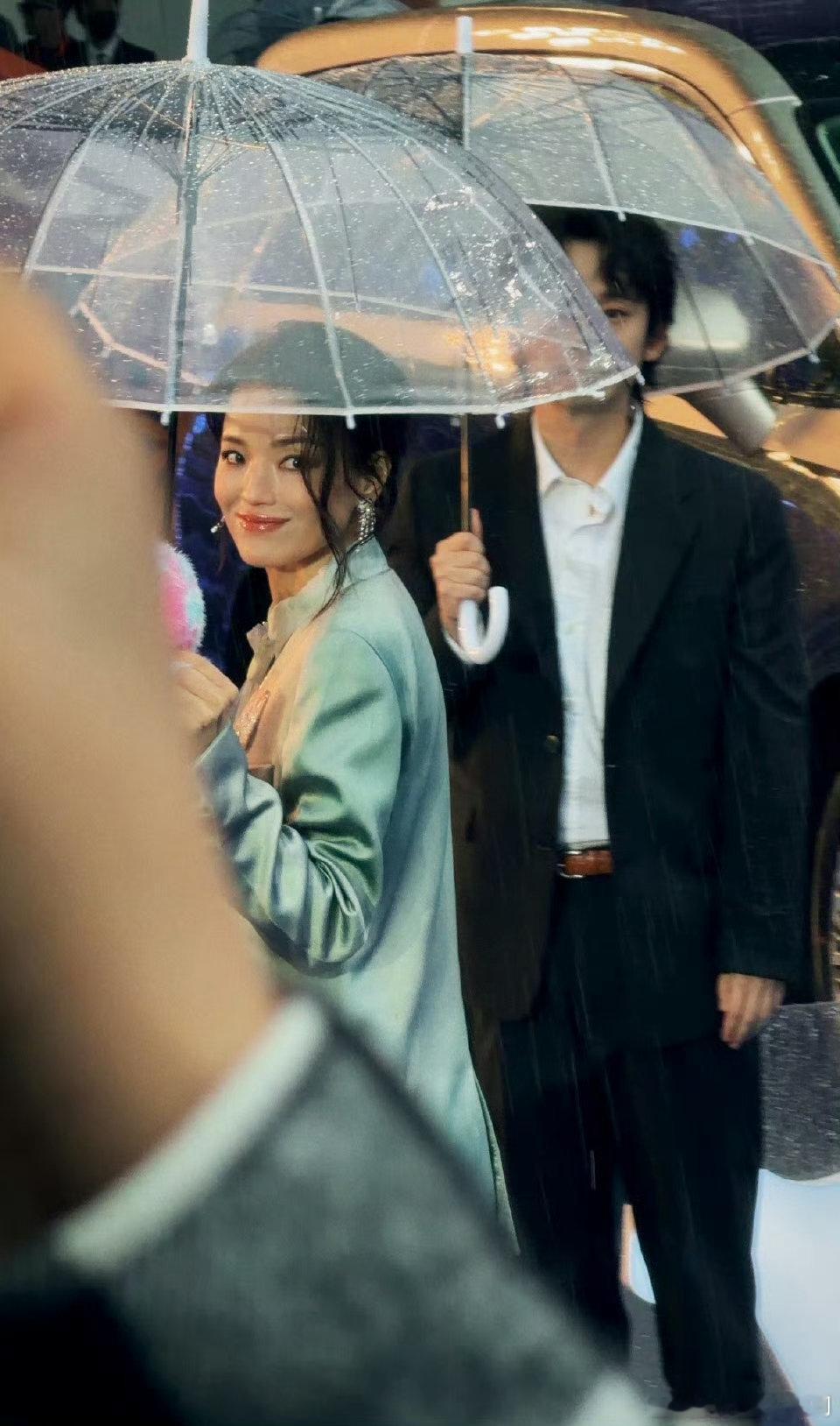 舒淇雨中回眸舒淇完全女王来的北影节红毯细雨纷纷的红毯上，舒淇回眸惊艳时光。妆容精