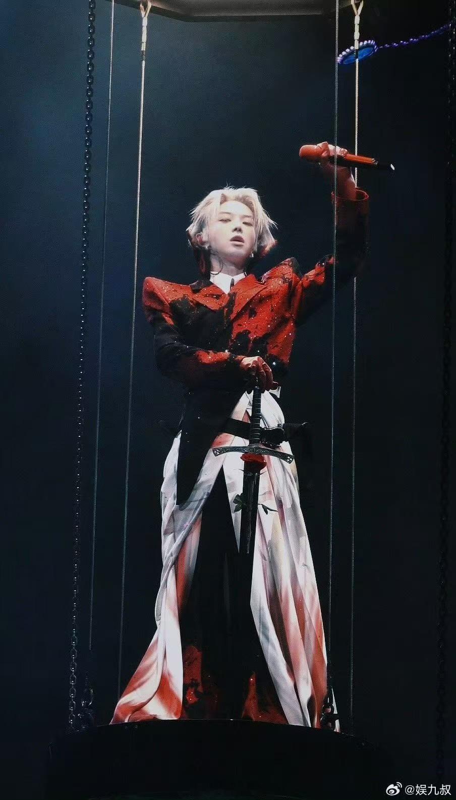 华晨宇玫瑰权杖夯爆了夯爆了这个形容真的太贴切了，找不到更合适的词。他的舞台表现力