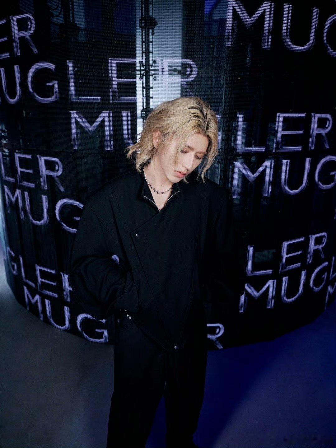 蔡徐坤国际巨星含金量还在上升刷到他在海外音乐节的现场视频，舞台魅力隔着屏幕都挡不