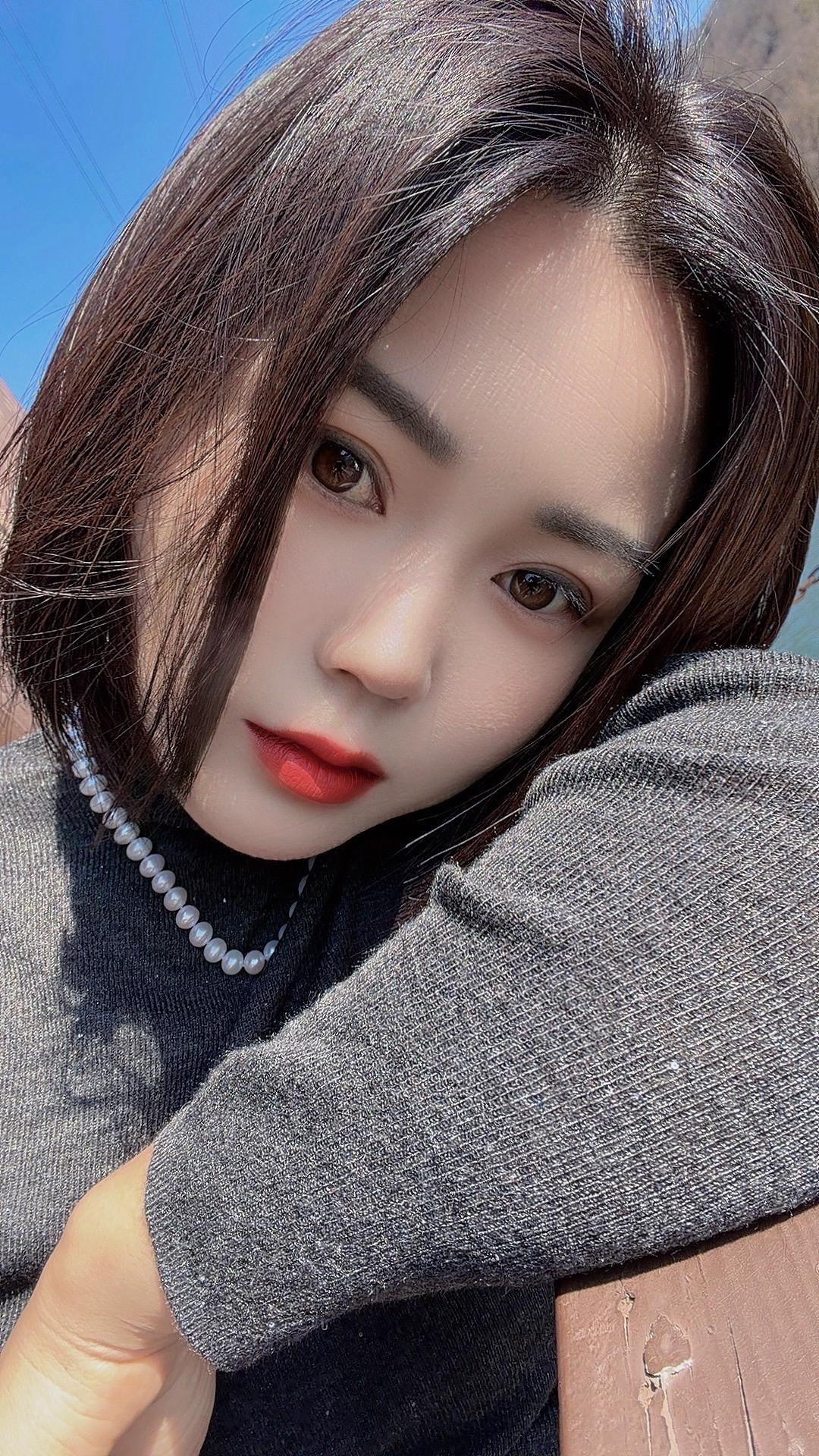 就是这句，一人难顺百人意，百人难顺一人心，意思就是无论你活成什么样子...