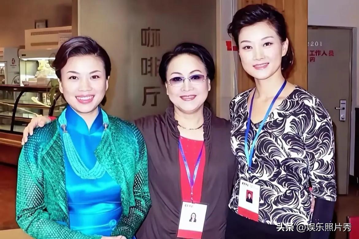 张也论气质不输宋祖英，中间这位估计现在年轻人都不是吧？

宋祖英虽然个子比较高，