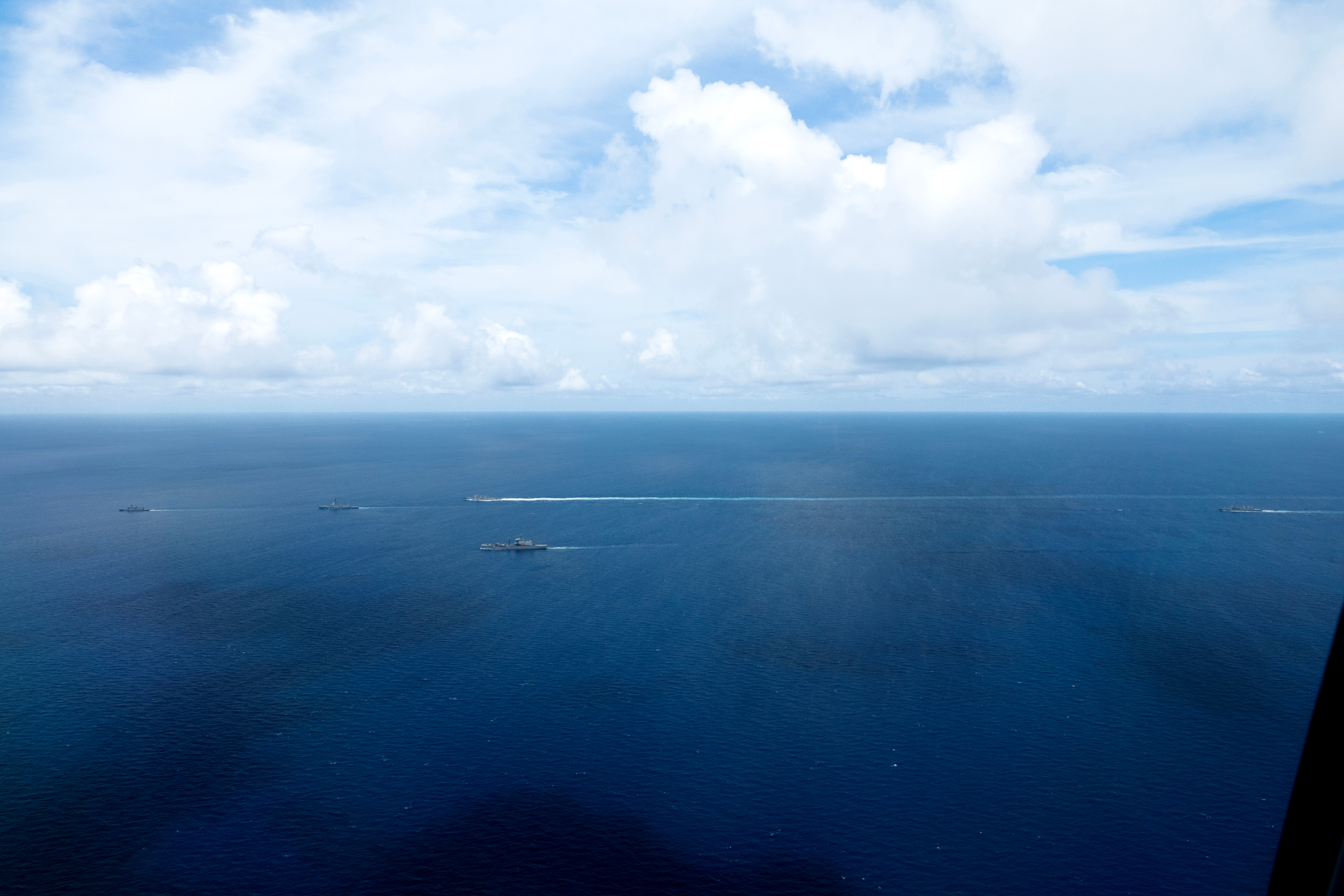 右边是有一艘 052D吗？一架澳大利亚皇家空军 P-8A 海神飞机在南部陌生海上