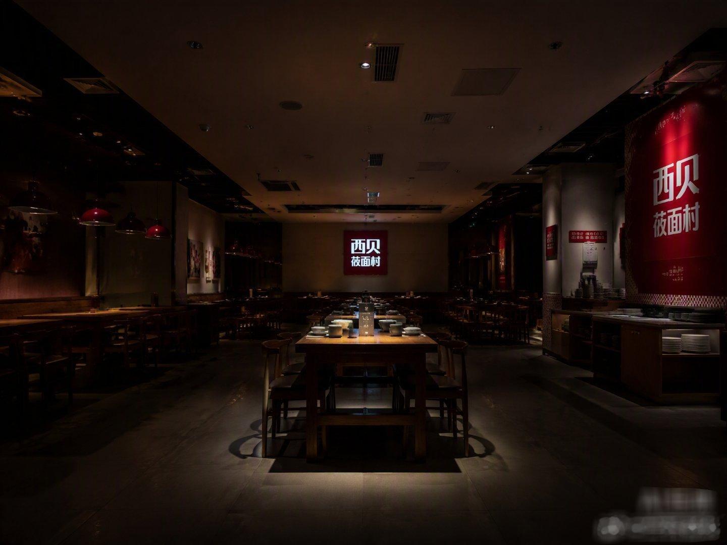 信任这种东西，建立起来像盖楼，塌下来却只要抽掉几块砖。西贝被曝倒闭的消息传得沸沸