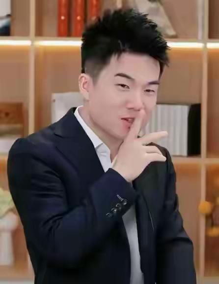 董宇辉在直播带货圈可谓顶流。香港火灾后，“与辉同行”低调捐100万，官媒曝光才被