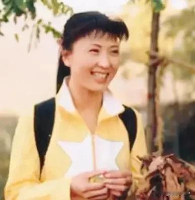 《警闫学晶之失》乐韵诗心原创诗词:
祸从口出悔难追，
言路轻狂惹是非。
艺海浮沉