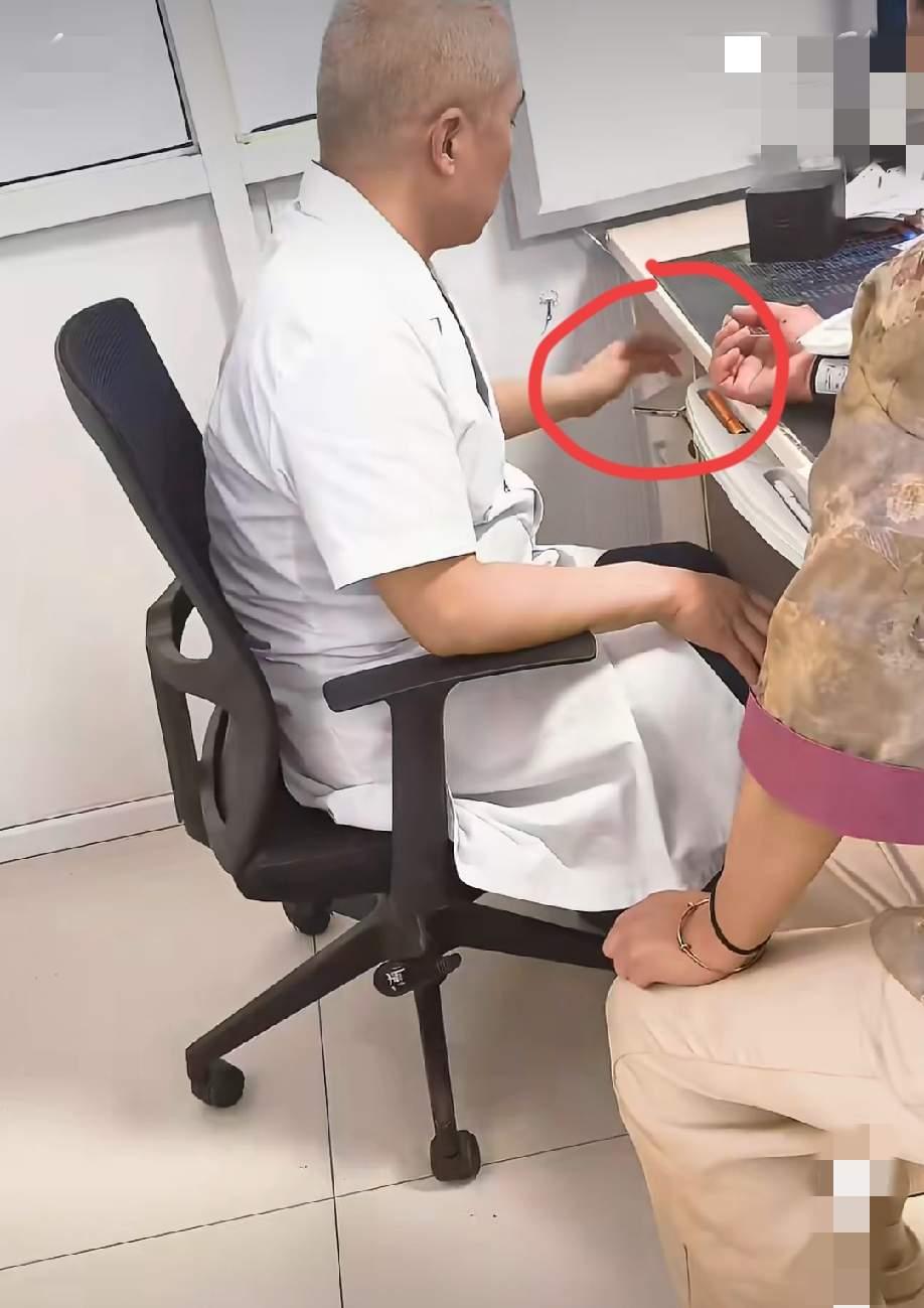 6月16号，西安灞桥区一家医院，出了个离谱到家的新闻。

一男的，家里人腰腿疼、