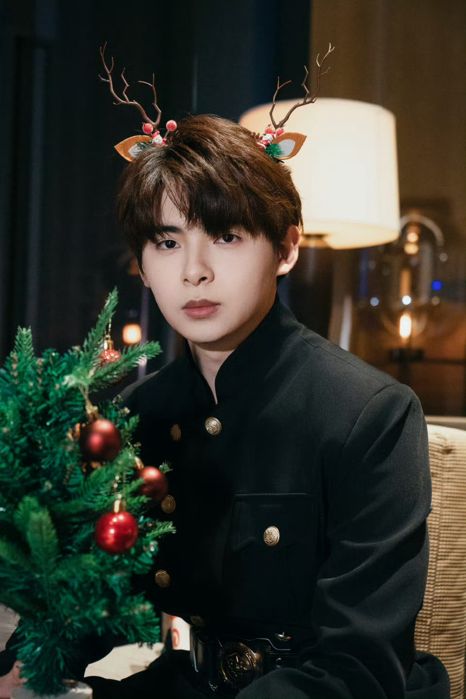 伞兵带小鹿发箍的反差感黑制服的冷冽气场遇上小鹿发箍的软萌，这反差感直接拉满，谁能