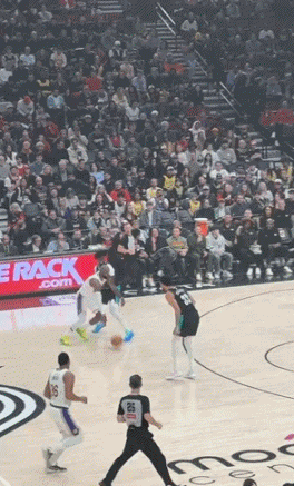 终究是老了！詹姆斯这球真没法扣了！
在今天NBA常规赛湖人对阵开拓者的第一节比赛