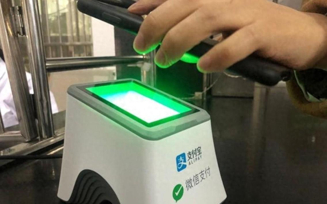 外国网友不止一次吐槽，中国引以为傲的扫码支付，其实是最不智能的发明？
 
这话，