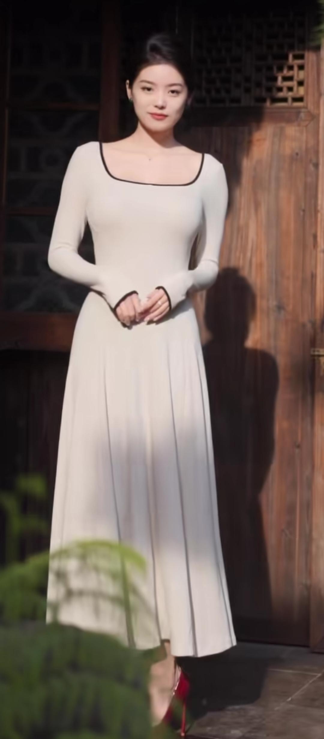 优雅复古风，长裙与木门的完美搭配，尽显古典韵味。