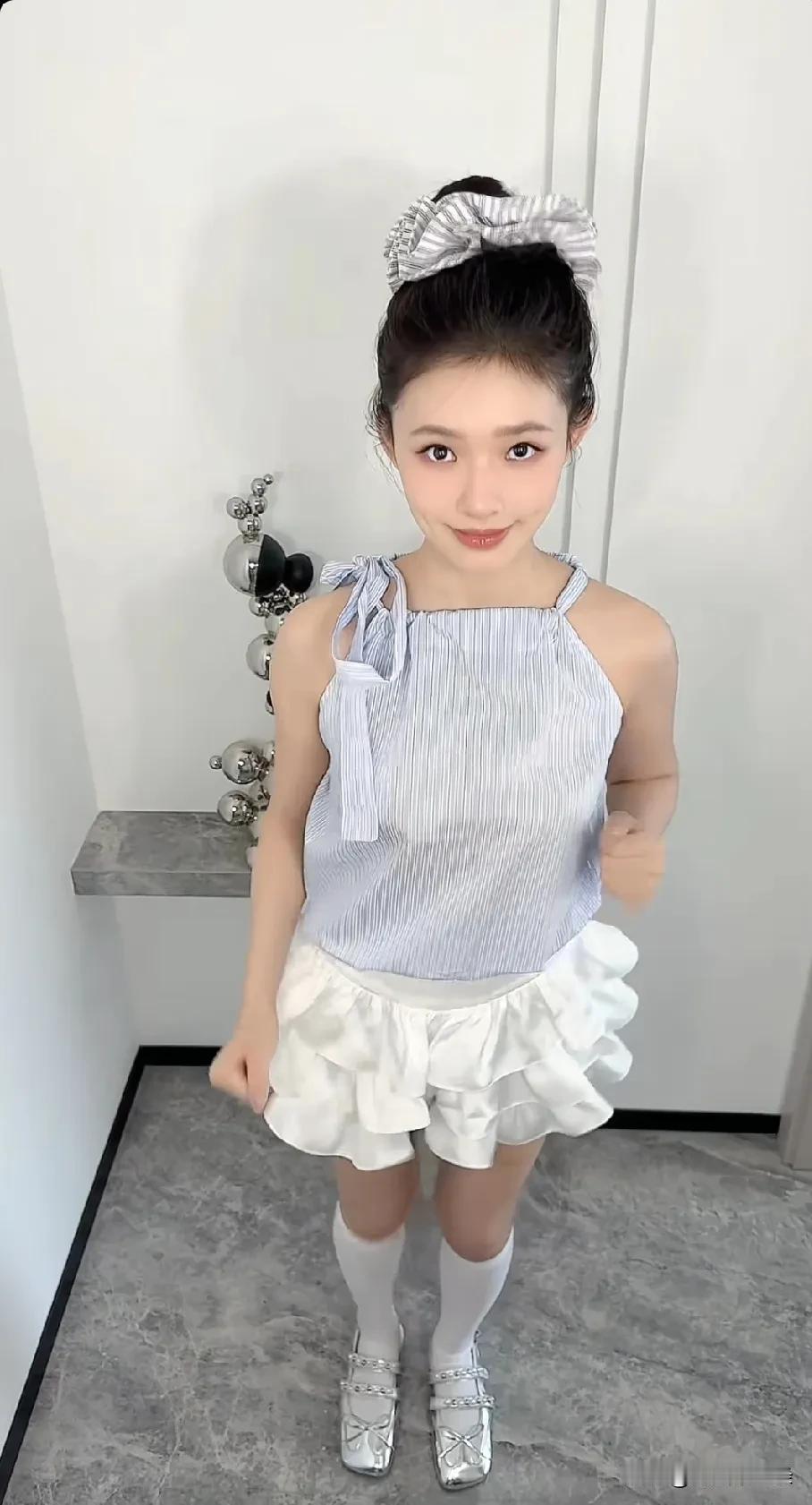 林允为了证明自己的“少女感”也是拼了，明明是29岁的年龄，愣是穿出了小学生的感觉
