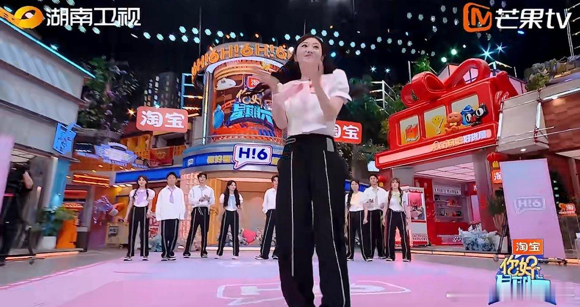 景甜这几步跳我心坎上了景甜跳舞就这样撩人心弦旋律缓缓流淌，景甜的舞姿温柔又轻盈，