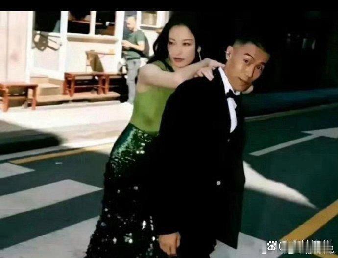 倪妮的婚讯令人意外，夫妻俩默契十足，仿佛天作之合。他们的幸福让人羡慕不已。 