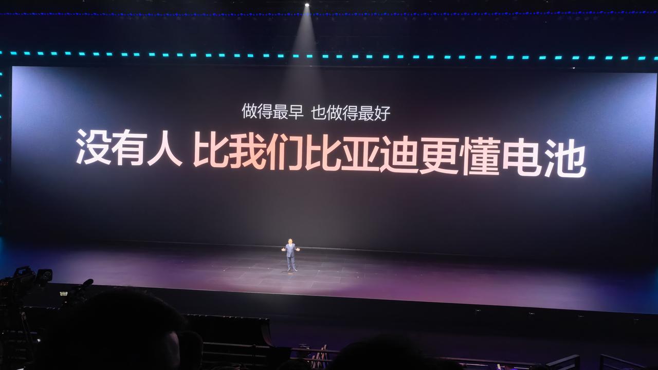 硬核闪充技术树立行业新标杆！这是比亚迪第二代刀片电池和闪充技术给新能源车行业立规