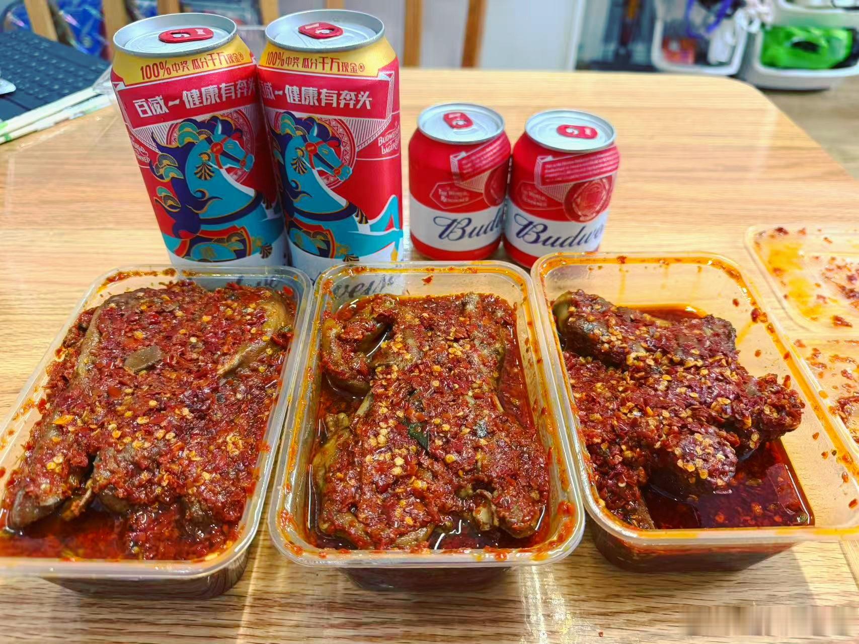 晚上麻将局 小赢31张  等会回去吃宵夜，衢州鸭头鸭脚猪蹄，哈哈哈 。。超级辣，