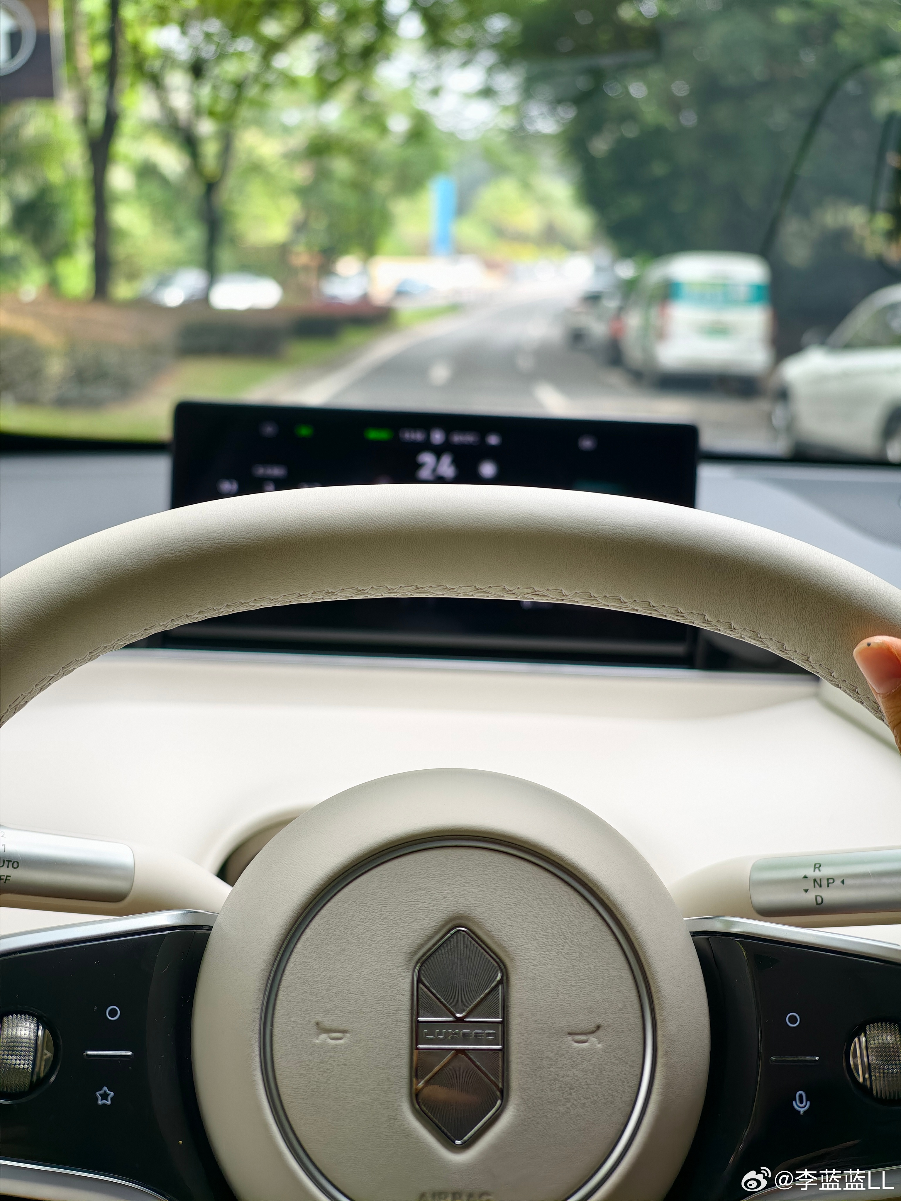 好多天没摸我的智界R7了。春天出来兜兜风，不然要发霉啦... 