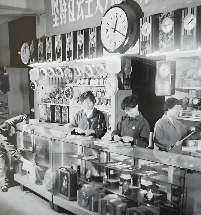 1975年5月14日晚上，两个二十出头的知青，在无锡一家面馆里吃面。其中一个叫时