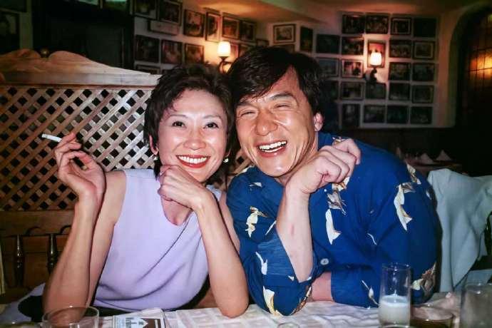 施南生与成龙
这是1990年代初两人合作《双龙会》时留下的
说起这位施南生，她在