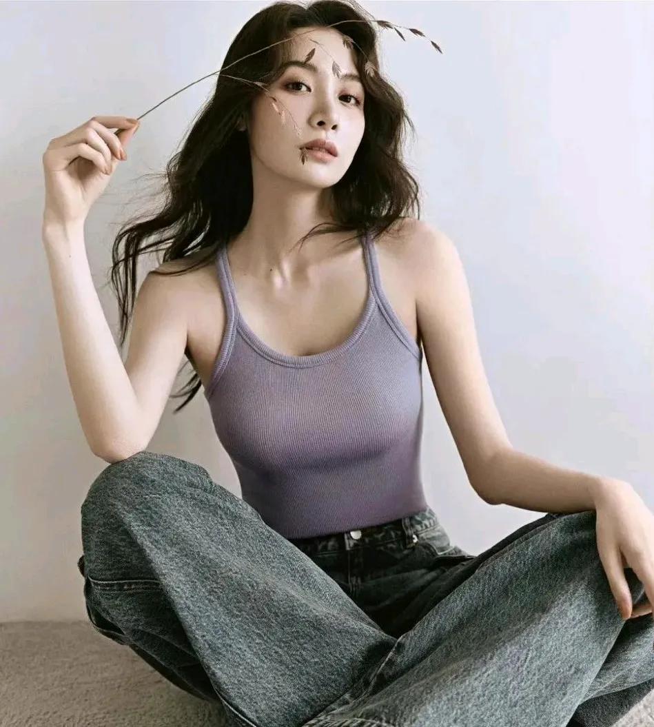 刚开始看《城中之城》时我就想周琳的扮演者隆妮肯定不是科班出身。上网一查果不其然。