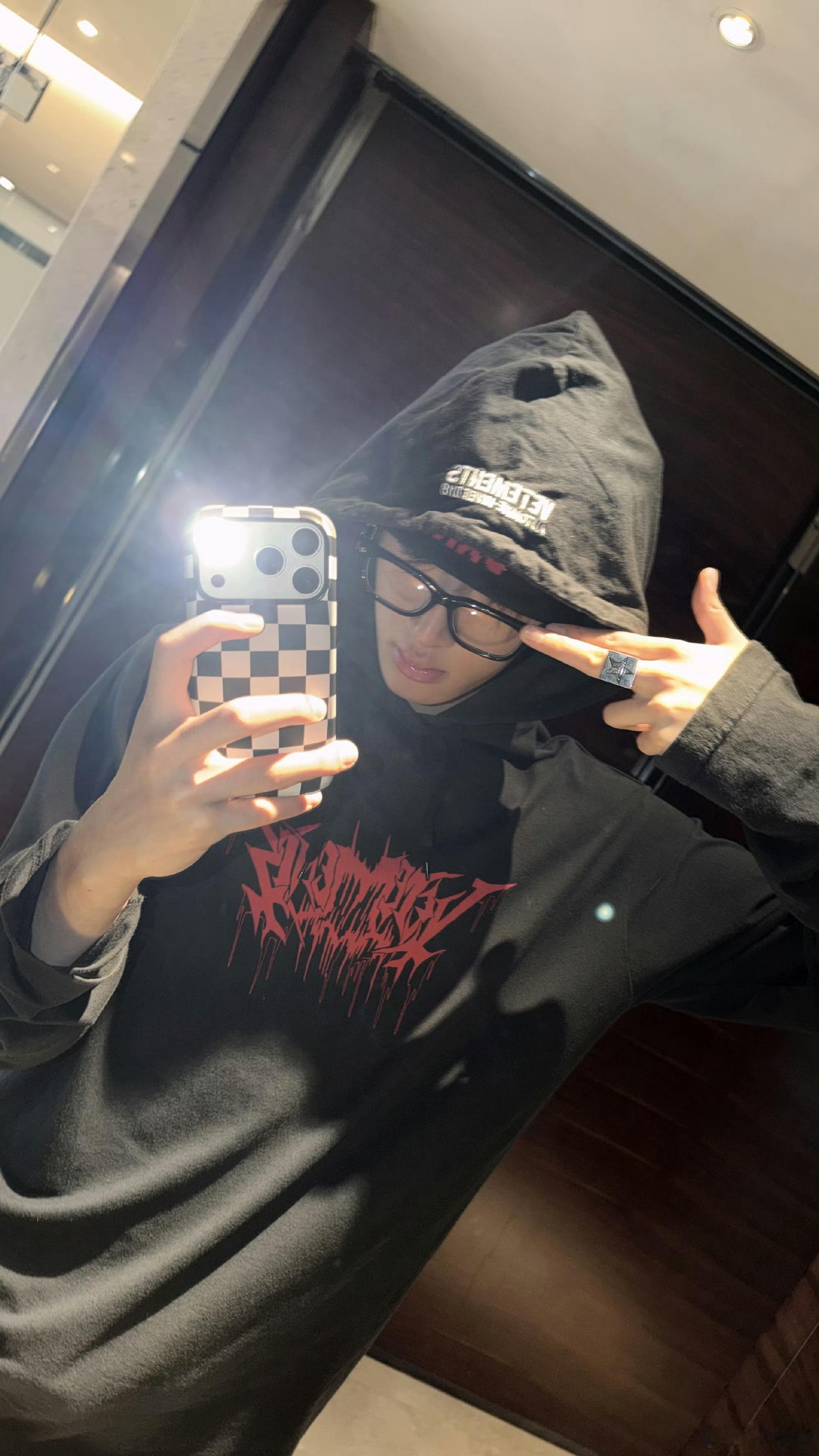 张峻豪一组营业新自拍，身穿Vetements 连帽卫衣出镜，时髦先锋，酷帅有型的