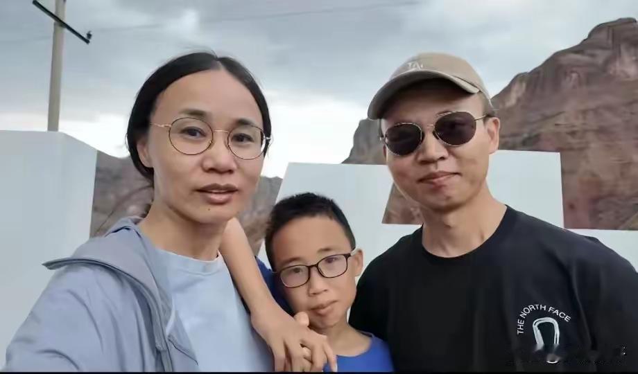 已经彻底崩溃了！一家三口满怀欢喜，远赴新疆自驾旅游，结果遇到突发山洪，妻儿双双失
