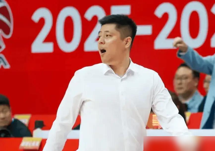 别再吹什么兄弟篮球了。
赢球后往主教练潘江身上泼水，你以为是狂欢？我告诉你，那