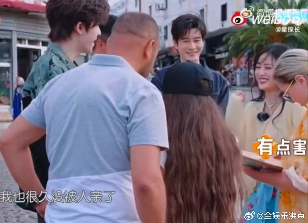 黄晓明问沈月你没有男朋友吗中餐厅名场面中餐厅 沈月被外国小女孩亲到害羞，黄晓明一